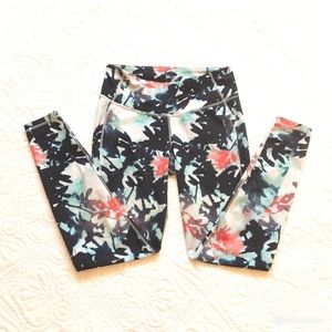 Women's Old navy gym yoga activewear go dry floral legging Medium